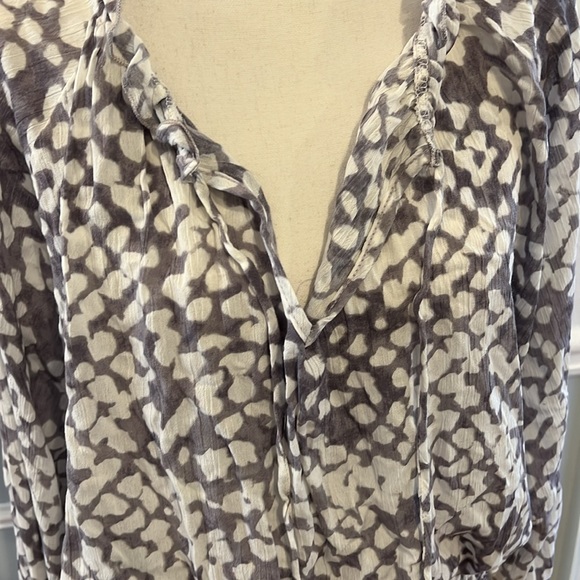 LIKE NEW GREY LEOPARD PRINT BLOUSE - SIZE SMALL - Picture 5 of 8